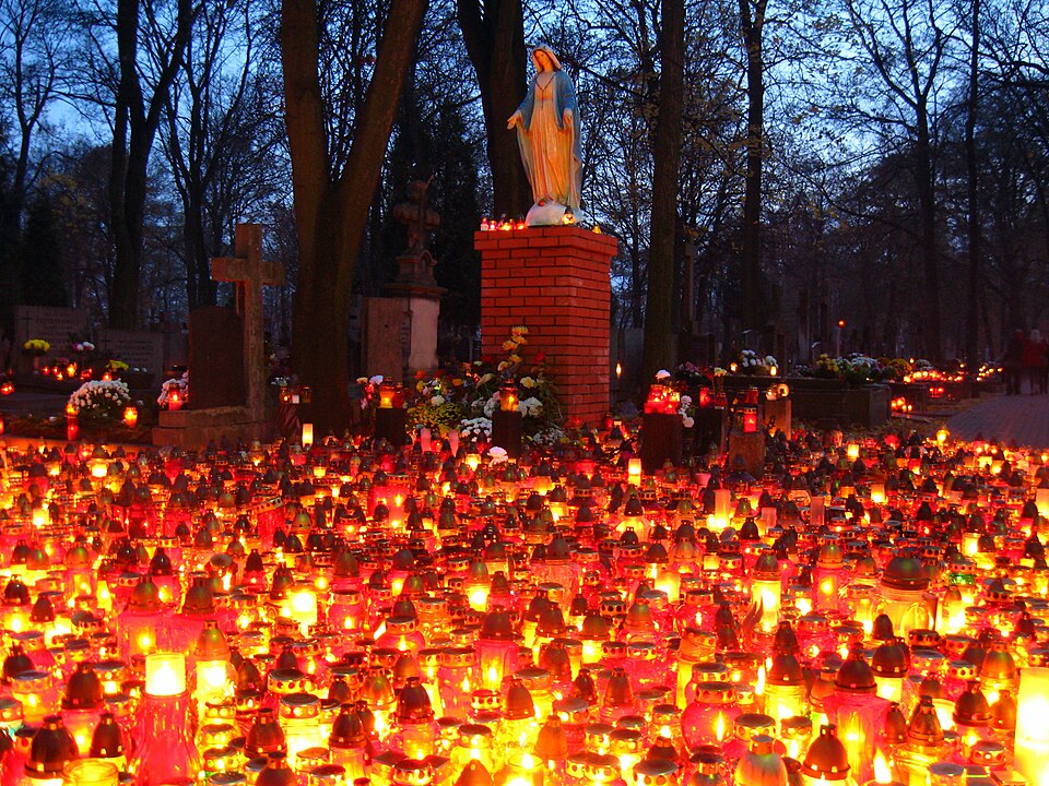 Znicze przed figurą